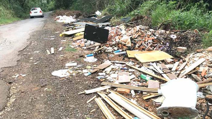 Lixo Se Espalha Pela Estrada Da Pedreira No Cafezal I