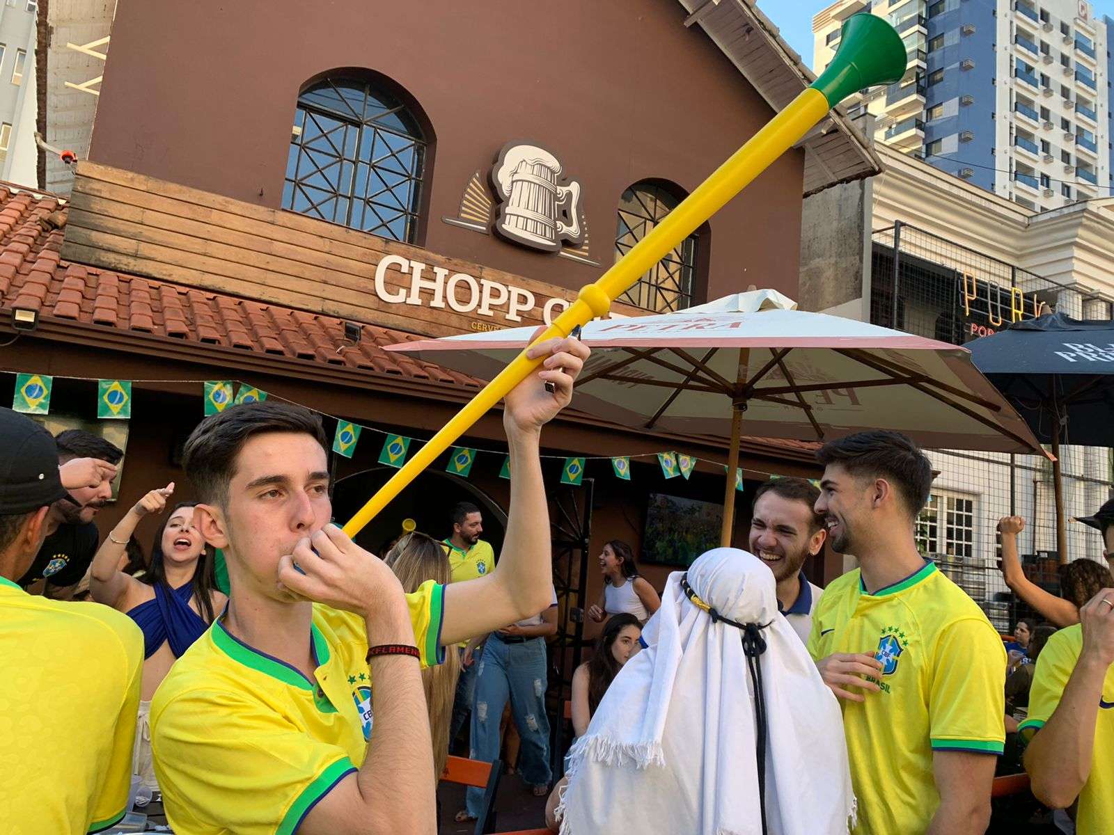 Veja onde assistir os jogos do Brasil na Copa em Paranaguá com festa,  música e chopp gelado