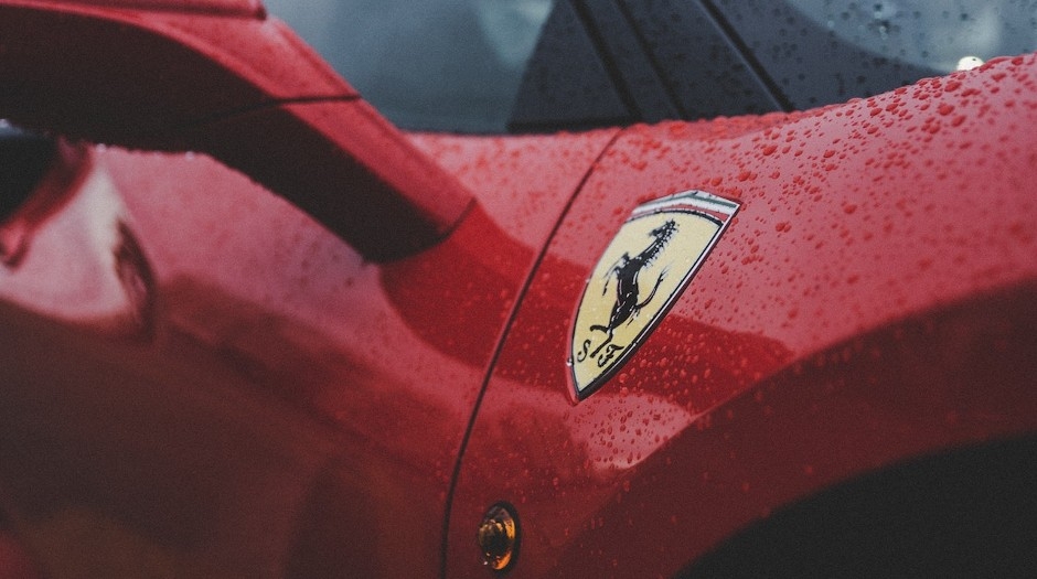 TBT de hoje vai pra essa mesa de bilhar maravilhosa laqueada em vermelho  ferrari com tecido preto e caçapas em alumíni…