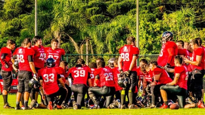 Time de futebol americano de Caraguatatuba vence partida em São