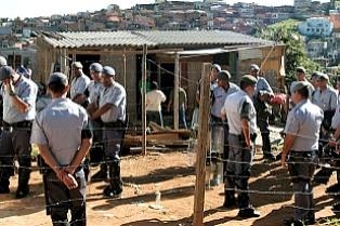 700 famílias são retiradas de terreno em Carapicuíba (SP