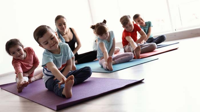 7 exercícios de yoga para praticar com bebês e crianças