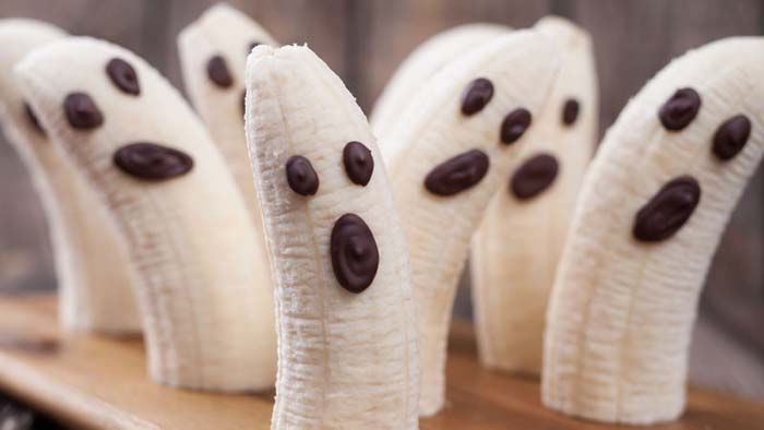 Haciendo fantasmas de banana para Gatoween