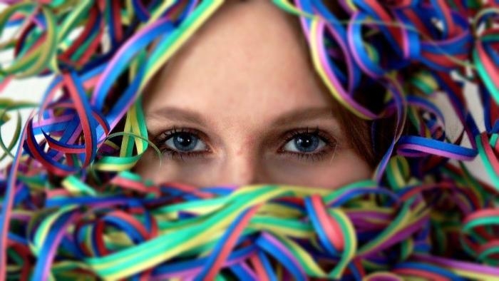 Aprenda a fazer maquiagem com pedrarias e aproveite o carnaval em