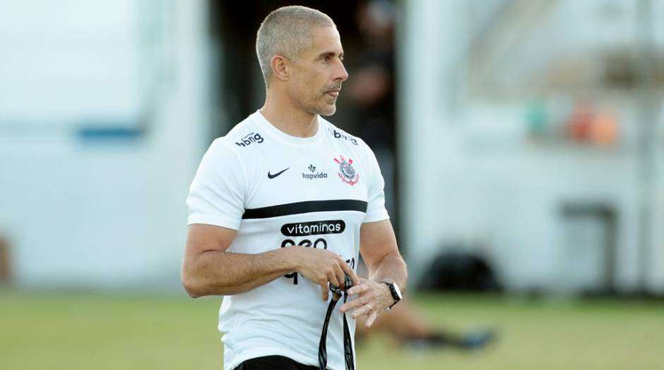 Sylvinho afirma que o time está jogando bem, mas que ainda passa por  construção