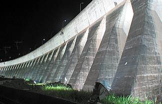 Divulgação - A muralha da barragem de Itaipu ganha contornos magestosos quando iluminados