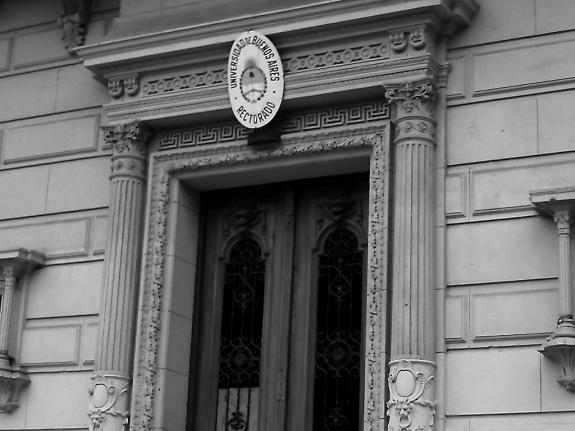 Isabel Furini (Fotógrafa) - Detalhe da fachada da Faculdade.