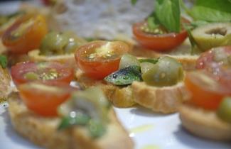 Marcos Zanutto/Equipe Folha - Crostini de Tomate Cereja com Azeitonas