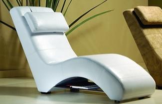 Divulgação - Chaise branco com revisteiro