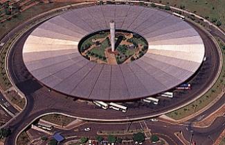 Christian Condé - Vista aérea da rodoviária de Londrina: forma redonda lembra o famoso museu de Nova York