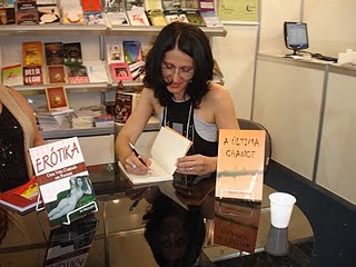 Mabel Amorim autografando o livro 'A Última Chance'