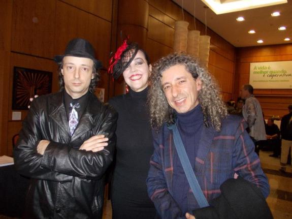 Carlos Zemek, curador da exposição, e o casal Lindsay e Índio do Brasil Saad, na abertura da exposição 'Religiões do Mundo', no EBS.