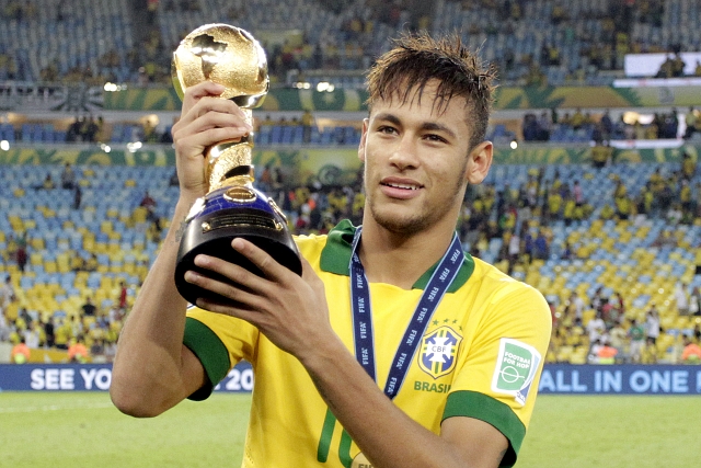 Wander Roberto/VIPCOMM - Neymar exibe a taça da Copa das Confederações