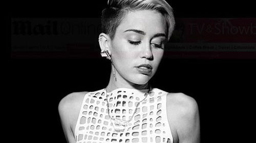 Miley Cyrus Posa Sensual E Deixa Seios à Mostra Amplie