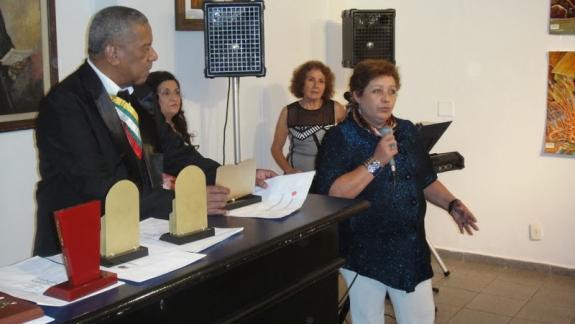 A curadora de arte Jô Oliveira discursando no evento.