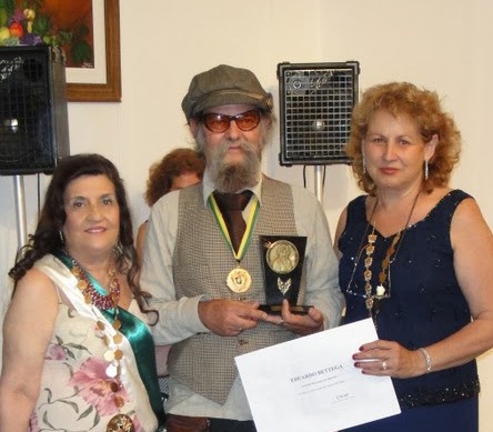 O jornalista e fotógrafo Eduardo Bettega recebendo troféus.