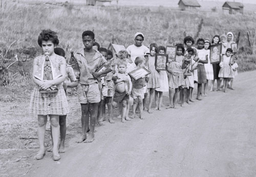 Procissão que pedia o fim dos incêndios rurais - Ribeirão Fernão Dias, divisa entre os municípios de Astorga e Munhoz de Melo-PR (1963)