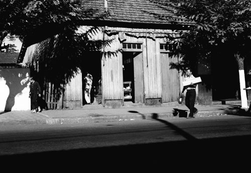 Pai leva caixão da filha recém-nascida para o cemitério. Mandaguari-PR (1967)