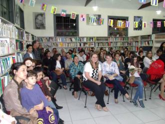 O público aplaudiu os poemas, a música e a dança.