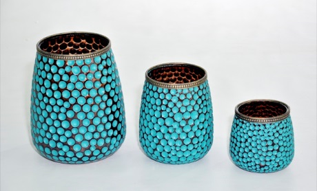 Trio de vasos para colocar sobre lugares planos.