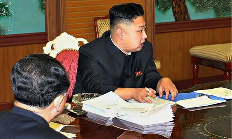 Kim Jong-un retratado com o que poderia ser um telefone HTC. Fotografia: KNS / AFP