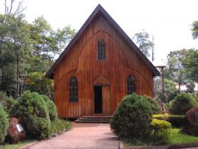 Réplica da primeira catedral de Londrina, capela da UEL 