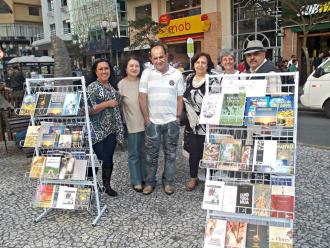 Rosalina Candida Carvalho e alguns participantes do grupo Escribitas de Rua.