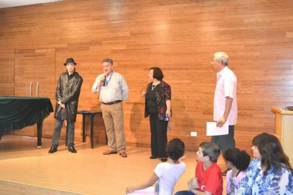 Osmar Carboni, presidente da APAP/PR discursando ao receber a medalha de Honra ao Mérito.