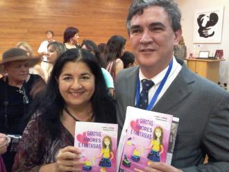 A escritora participante do livro Elizabeth Bernardi e o presidente da FCC Marcos Cordiolli.