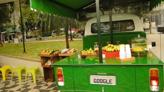 Decoração imitando feira livre, com frutas e sucos a vontade.