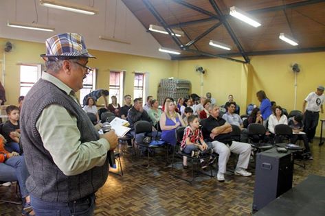 Luiz Carlos Brizola lendo um poema no Sarau Popular.