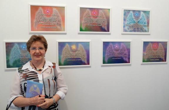 A poeta Susana Arceno Silveira na abertura da exposição Anjos e Arcanjos.