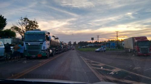 Marilayde Costa/Folha de Londrina - Em Sertanópolis, fila de caminhões passou de cinco quilômetros