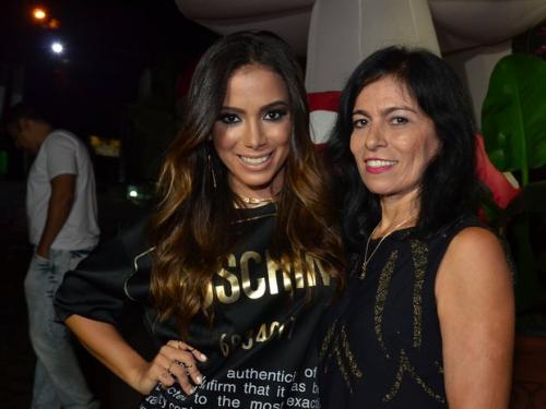 Reprodução/EGO - Anitta e sua mãe durante a festa