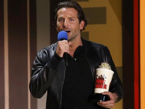 Reuters/Divulgação - Bradley Cooper recebe o prêmio de melhor ator por 'Sniper americano' no MTV Movie Awards 2015