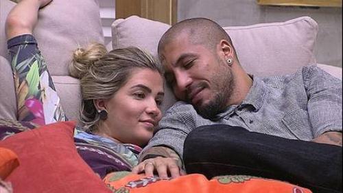 Reprodução/Globo - Fernando e Aline na casa do 'Big Brother Brasil 15'