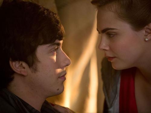 Divulgação - Nat Wolff como Quentin e Cara Delevingne como Margo em cena de 'Cidades de Papel'