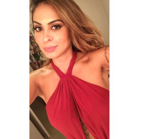 Reprodução/Instagram - Alinne Rosa usou um vestido decotado para mostrar a tatuagem