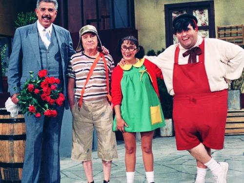 Divulgação/SBT - Professor Girafales (Rubén Aguirre), Chaves (Roberto Bolaños), Chiquinha (Maria Antonieta de Las Nieves) e Nhonho (Edgar Vivar)