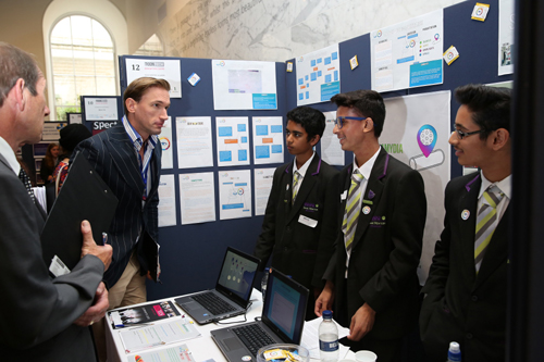 Reprodução / teen tech - Dr Christian Jessen com os criadores da ideia do (S.T.EYE), Muaz Nawaz 13 anos, Daanyaal Ali 14 anos e Chirag Shah 14 anos.