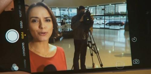 Reprodução/Globo - Falcoski faz reportagem com o próprio celular: 'JN' se esforça para se desengessar na edição