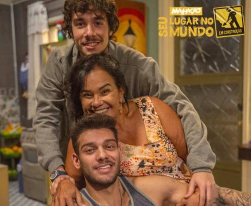 Divulgação/TV Globo - Personagens de Lucas Lucco, Solange Couto e Vitor Novello formarão uma família simples