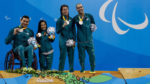 Washington Alves/MPIX/CPB - Clodoaldo Silva, Joana Silva, Susana Schnarndorf e Daniel Dias, medalhistas do revezamento 4x50m livre