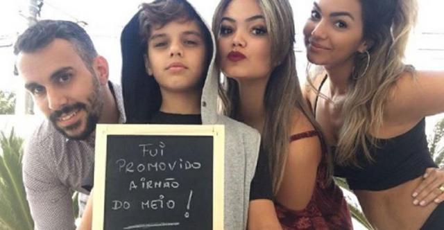 Reprodução - Mico, Vitor, Suzanna e Kelly anunciando o novo integrante da família