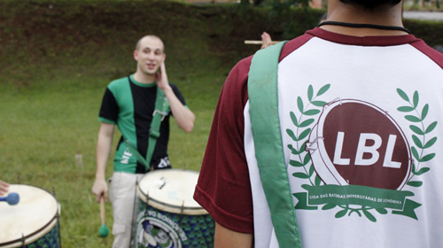 Ludmila Hernandes/Grupo Folha - Símbolo da Liga das Baterias de Londrina e Roberto Tecchio, o Betão, ao fundo