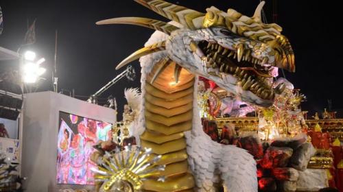 Fernando Frazão/Agência Brasil - Desfile da escola de samba Mangueira, pelo grupo especial, no Sambódromo