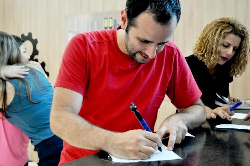 Luana Harumi/Divulgação - Tarde de autografos com Iberê e Mari no espaço Manual  do Mundo