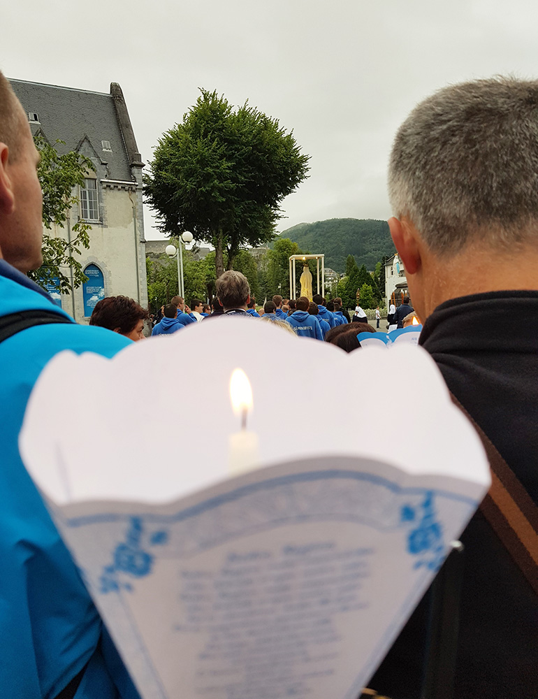 Foto: Melissa Calsavara - Entre nós e a imagem processional de Nossa Senhora estavam os seminaristas (vestidos de azul)