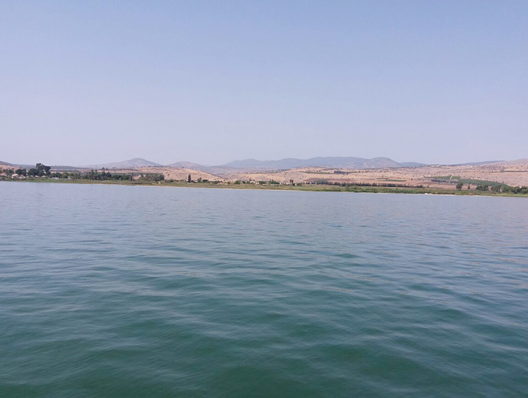 Foto: Larissa Calsavara - Essa é a paisagem vista de dentro do Lago de Genesaré! Não transmite muita paz?