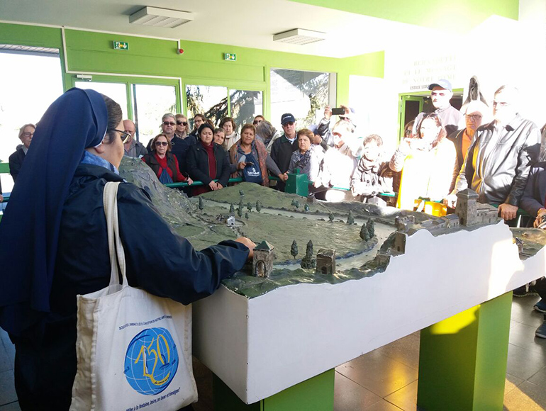 Foto: Larissa Calsavara - Maquete da cidade de Lourdes na época das aparições de Nossa Senhora